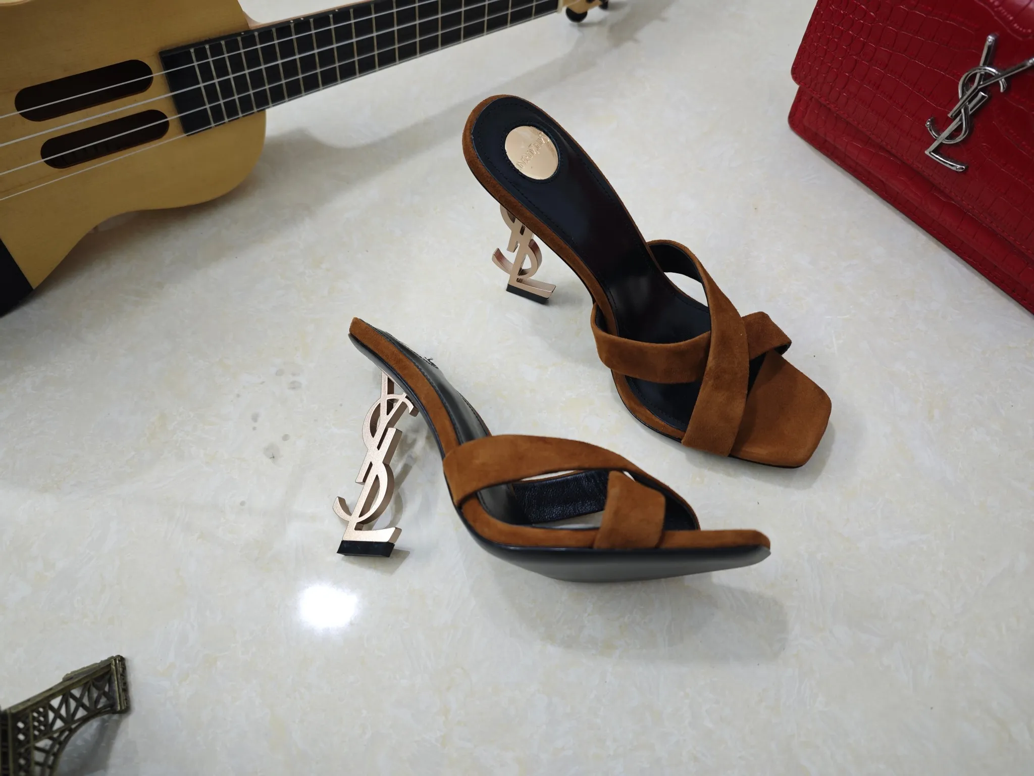 👟👟Ex-factory price 540👟👟【Saint Laurent】Yves Saint Laurent, high-heeled YSL high heels💃2025 early spring counter synchronizes the latest styles, YSL, decoration👠 Classic and high-quality glamorous masterpieces, the hottest autumn and winter series in the counter, with temperament, fashion, classic and attractive design style 😌The effect on the feet is particularly beautiful〰️, the materials are imported from Italy 🇮🇹 calf, imported black sheepskin, lining, and foot pads; sheepskin, stiletto high heels, size 35-41 (34.41.42 must be customized, non-refundable) outsole; imported genuine leather outsole, with full counter packaging